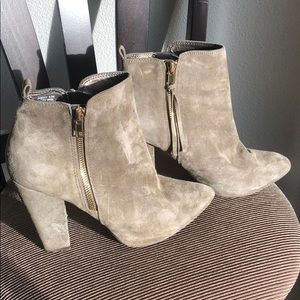 Steve Madden Women’s Jannyce Boot in Taupe Suede